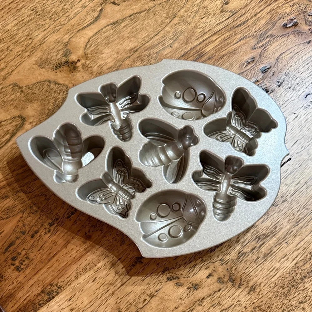 Nordic Ware Backyard Bugs Baking Pan Mini Cakes EUC